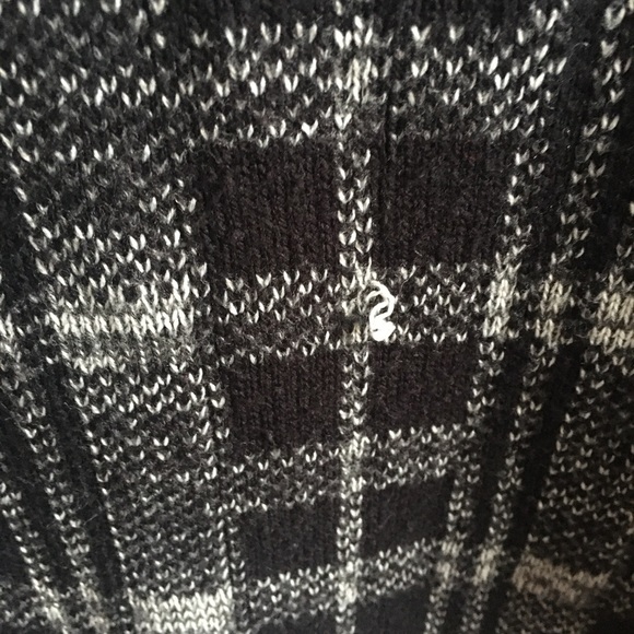 Geometric Patterned Sweater - Picture 5 of 8